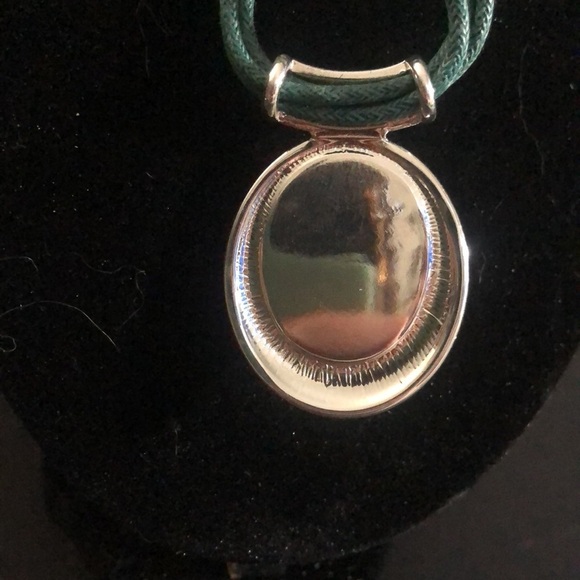 Glass green round stone pendent necklace​ - Picture 5 of 8